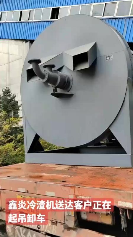 鑫炎冷渣機(jī)送達(dá)客戶(hù)正在起吊卸車(chē)